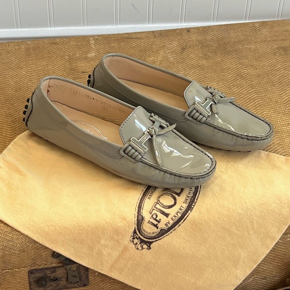 Tod's Shoes - Tod’s gommino driving shoes women size 35 US 5 leather patent taupe